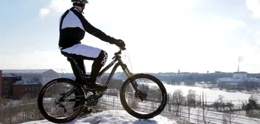 Keep Yourself Warm While Winter Bike Riding.jpg